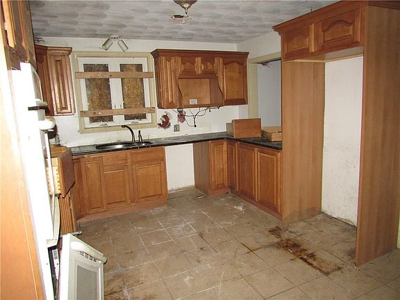 5th image of 200 Oaklawn Ave