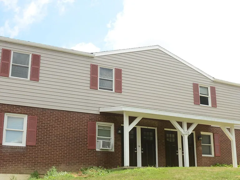 708 Torrey Ln — Photo 2