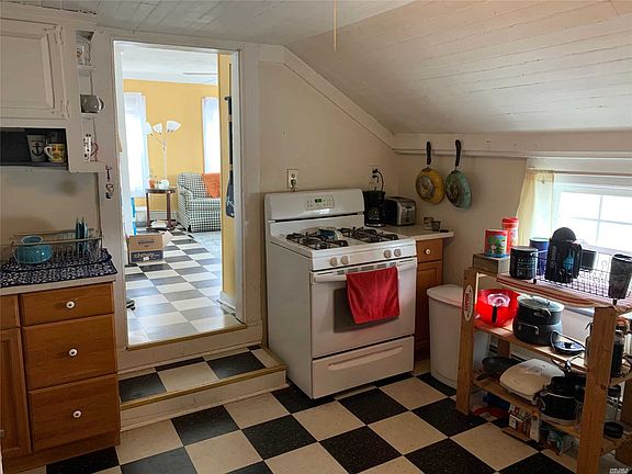 3rd image of 158 E Main St
