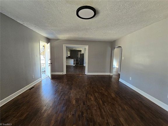 5th image of 912 Friendly Rd