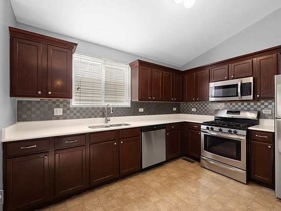 3rd image of 832 Symphony Dr