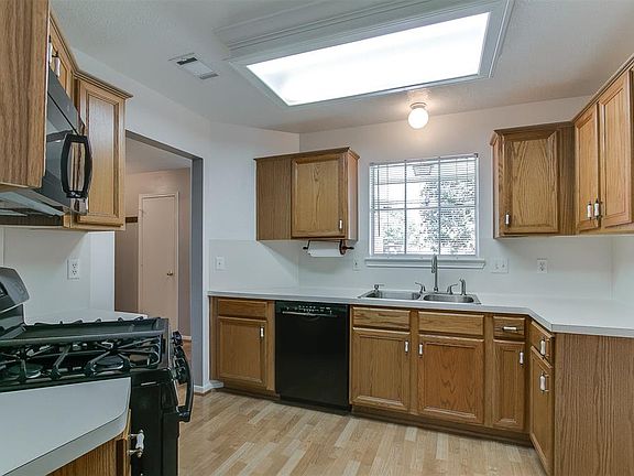 4th image of 18235 Beaverdell Dr