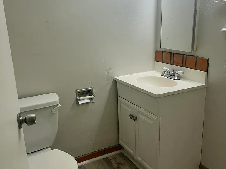 320 E Willetta St #7 — Photo 11