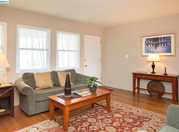 4th image of 2842 Lowell Ave
