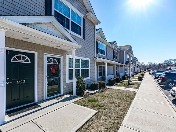 2nd image of 922 Willow Ln #2FL