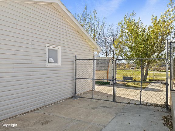 5th image of 322 Willow Creek Dr