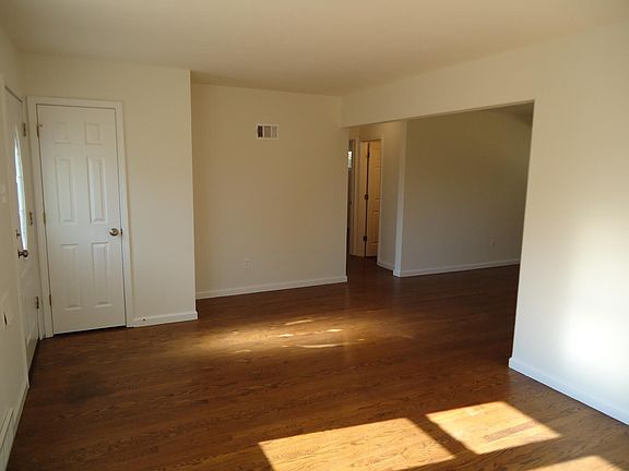 3rd image of 319 Charing Ln