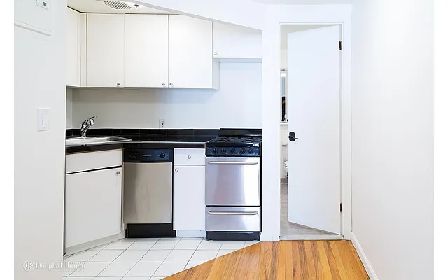 Rented by Douglas Elliman | media 27