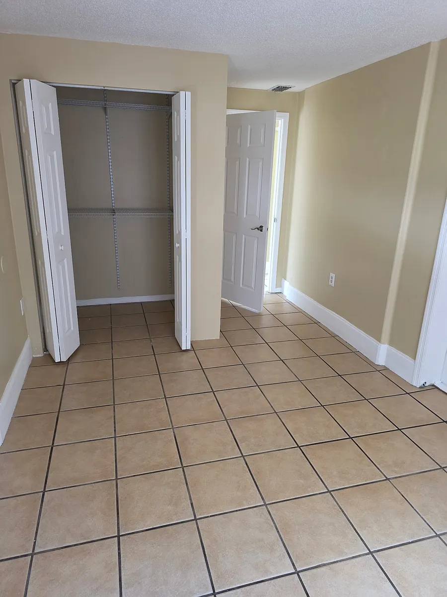 Building Photo - 420 Skywood Dr