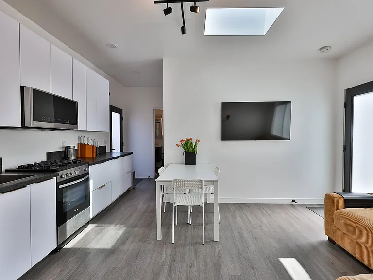 3407 N Mountain View Dr — Photo 9