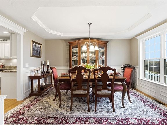 4th image of 28 Cortland Way
