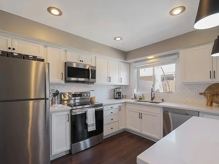 2936 E Clarendon Ave — Photo 4