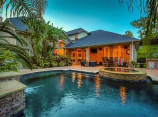 27 W Cove View Trl, The Woodlands, TX 77389