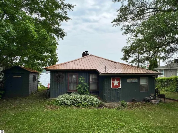 1271 N Crooked Lake Dr, Lake, MI 48632