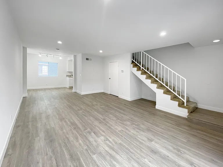 2 Bed, 2.5 Bath Townhouse Unit * North Glendale * Washer Dryer — Photo 7