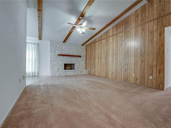 3rd image of 208 E Grubb Dr