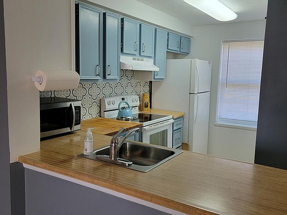 Pass through from dining area to kitchen.