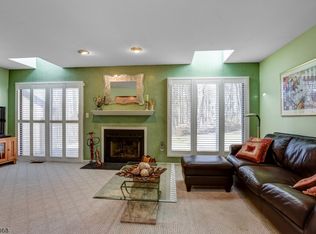 8 Monett Ct, Morris Plains, NJ 07950