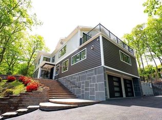 156 Sugar Toms Ln, East Norwich, NY 11732