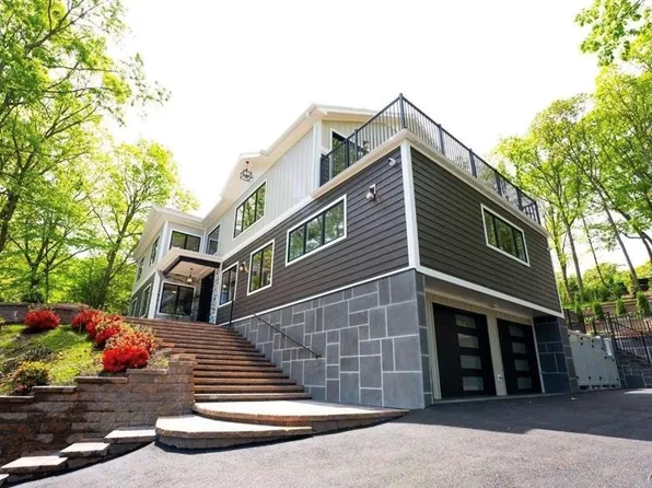 156 Sugar Toms Ln, East Norwich, NY 11732