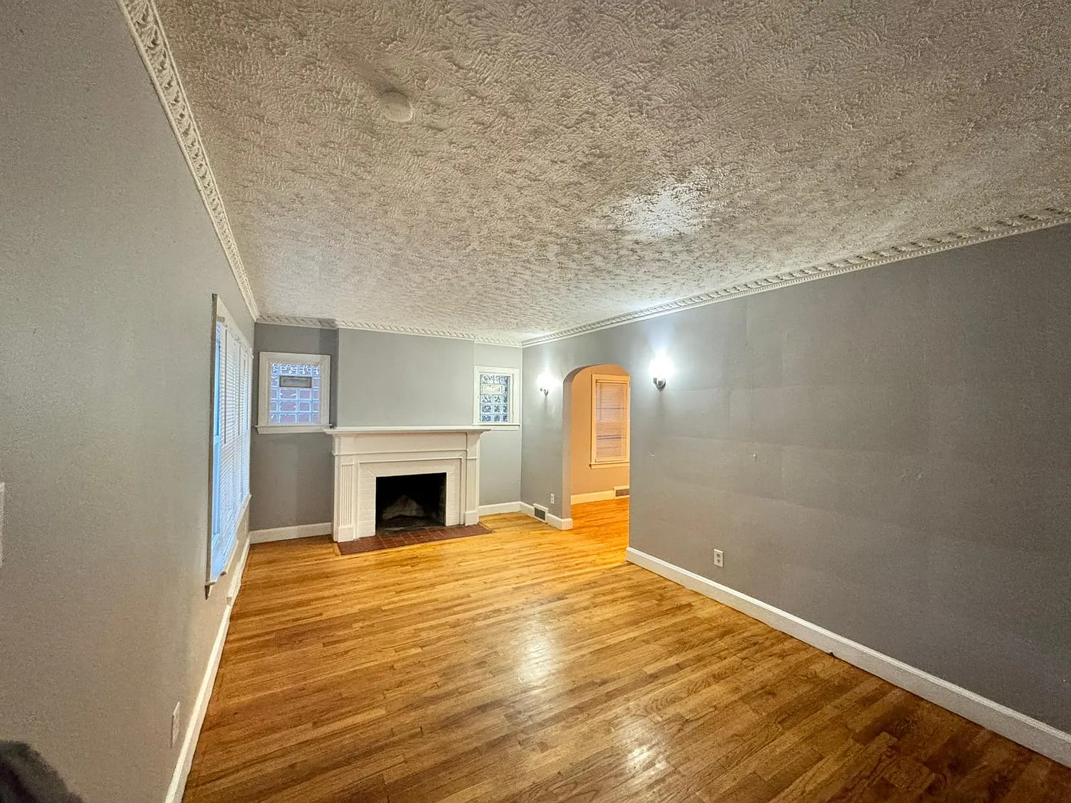 9131 Manor - 1 — Photo 2
