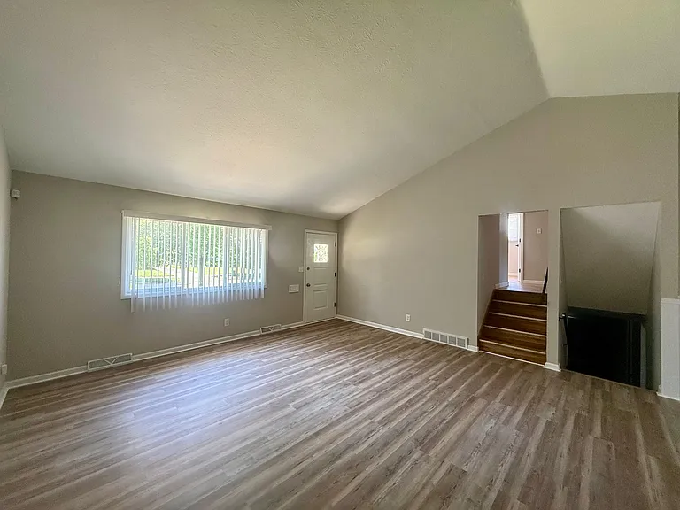 24051 Russell Ave — Photo 10