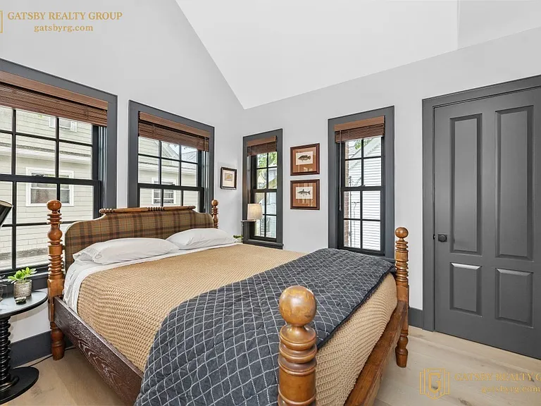 208 Windsor St — Photo 17