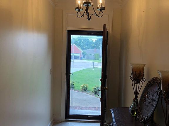 5th image of 46 Bonda Dr