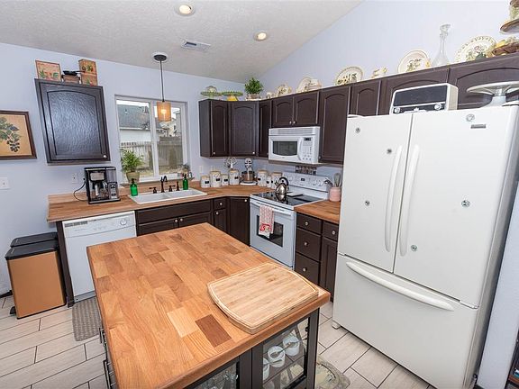 4th image of 421 Frederick Ave