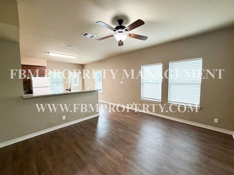 472 Pecan Hollow St — Photo 6