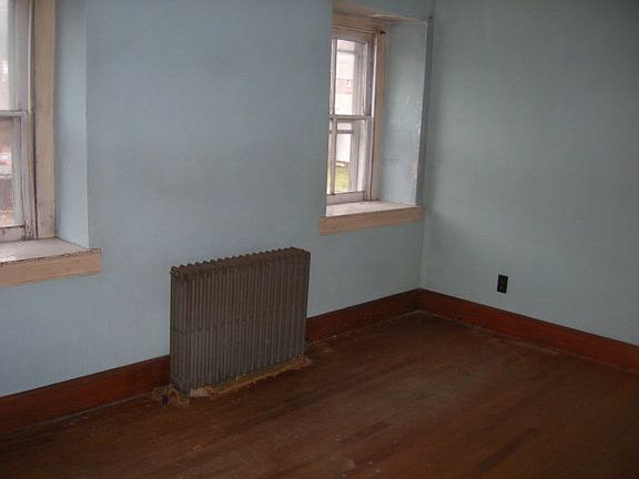 5th image of 211 Hughes St