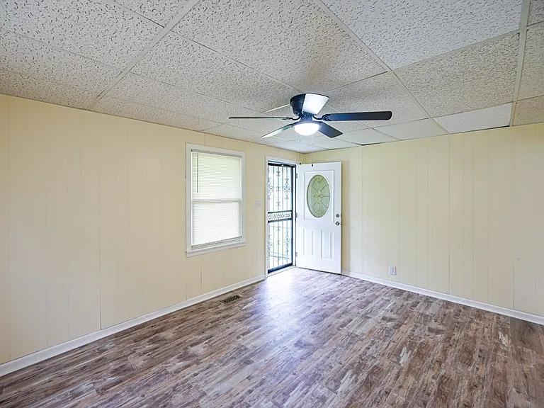 2232 E Riverside Dr — Photo 8
