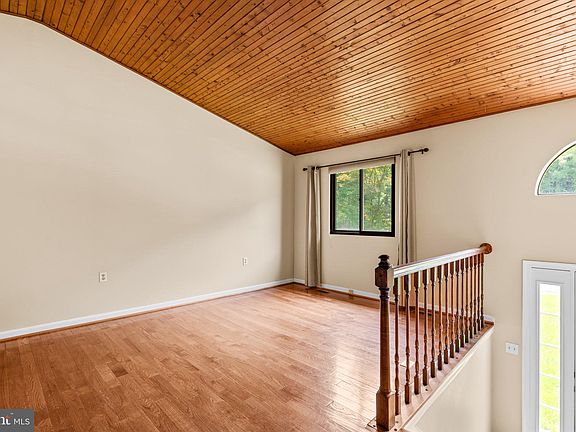 4th image of 552 Greenhill Ct