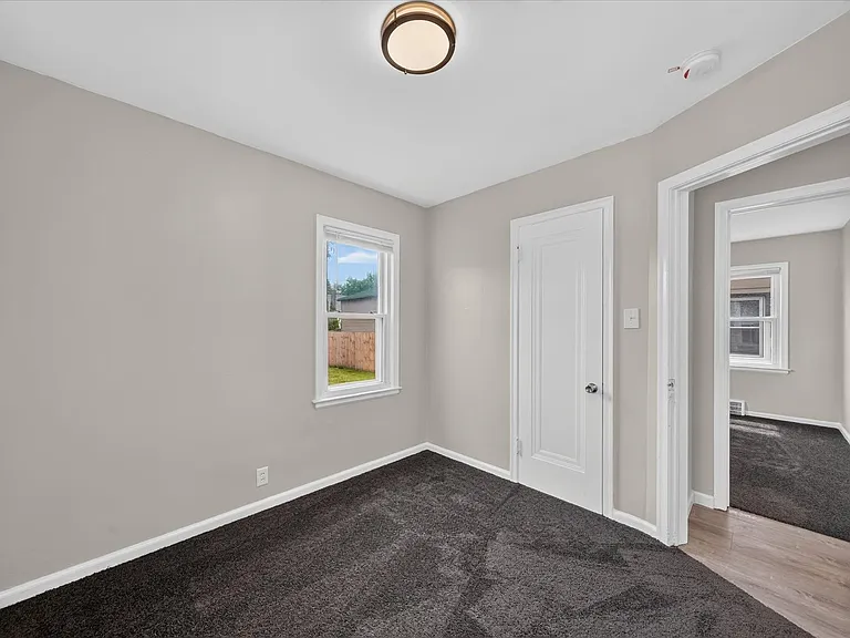 2090 Cicotte Ave — Photo 20