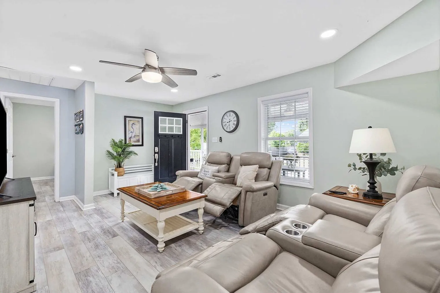 3 bed, 2.0 bath, 1044 sqft, $4,023 — Photo 2