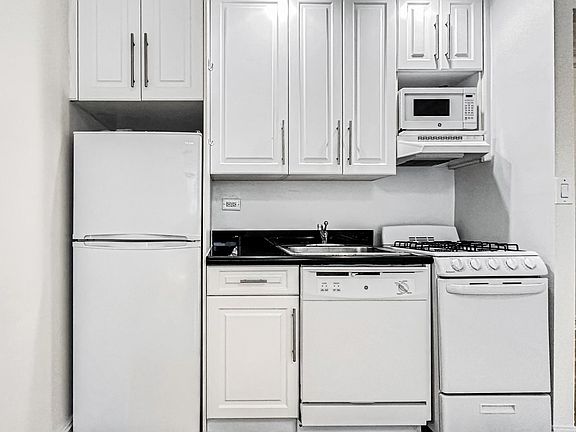 3rd image of 214 E 51st St APT 4C