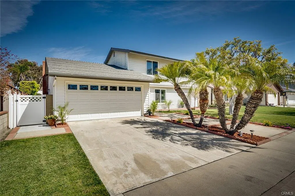 4 bed, 2.5 bath, 1875 sqft, $5,200 — Photo 3