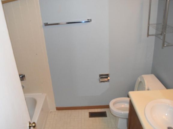 3rd image of 6644 Oakland Ave #14