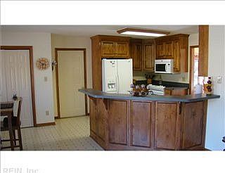 4th image of 215 Parchment Blvd