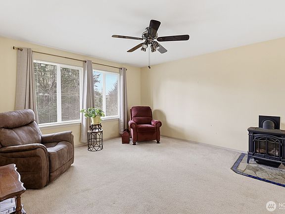 5th image of 21028 Virginia Avenue NE