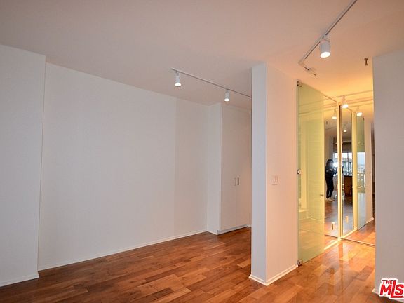 5th image of 999 N Doheny Dr APT 1007