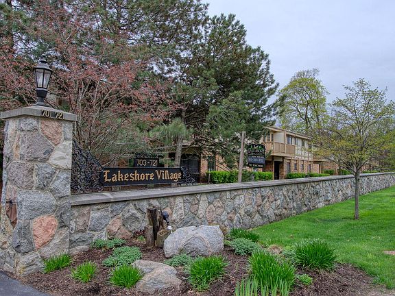 2nd image of 703 S Lake Shore Dr Unit 1F