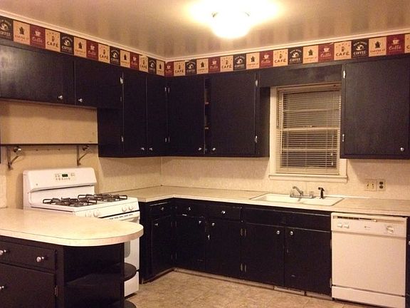 Large Country Kitchen! Lots of Cabinets!