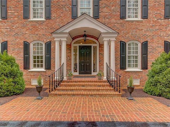 4th image of 220 Randolph Square Ln