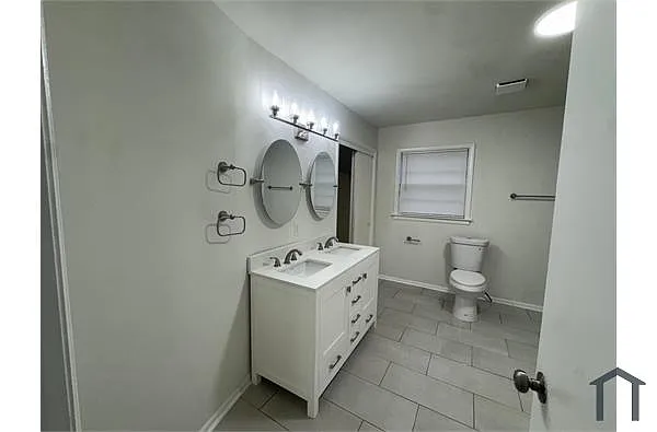 Building Photo - 512 5th Ct