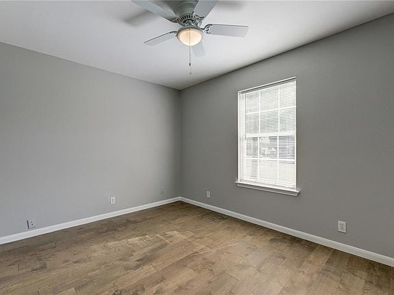 4th image of 1602 Barcus Dr