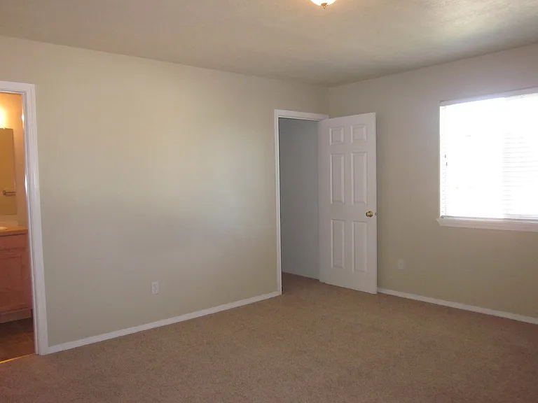 1930 SW Reindeer Ave — Photo 6