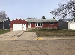 516 5th St NE, Rolla, ND 58367