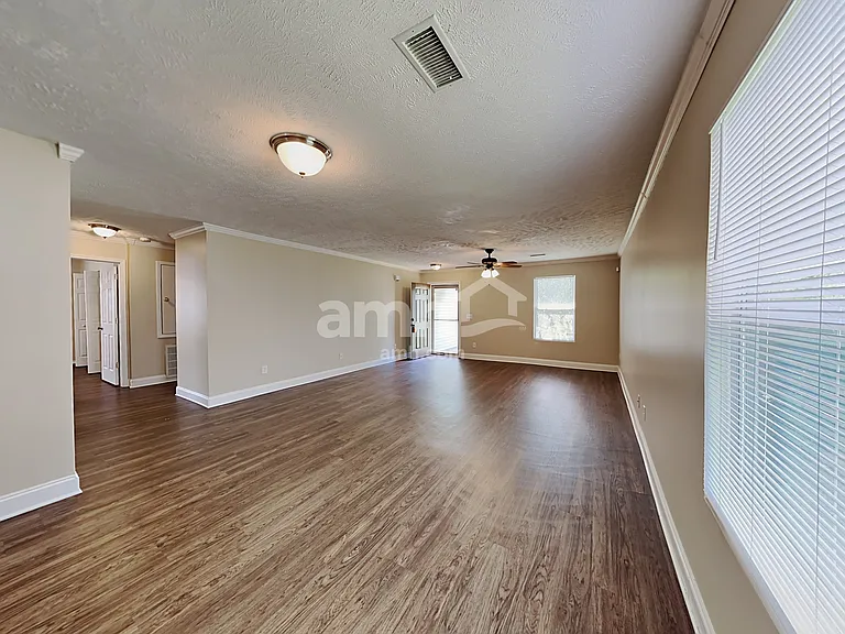 2111 Carlton Ln — Photo 5