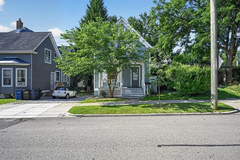 3 bed, 1240 sqft, $3,200 — Photo 1